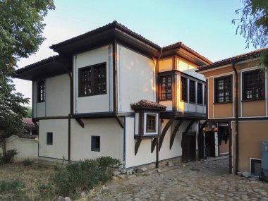 PLOVDIV, BULGARIA - SEPTEMBER 4, 2020: Mimari ve tarihi rezerv olarak Sokak ve Dokuzuncu Yüzyıl Evleri Bulgaristan 'ın Plovdiv kentindeki eski kasaba