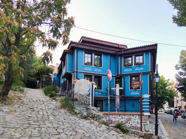 PLOVDIV, BULGARIA - СЕНТЯБРЬ 4, 2020: Уличные и девятнадцатый века дома в архитектурно-историческом заповеднике Старый город в городе Пловдив, Болгария