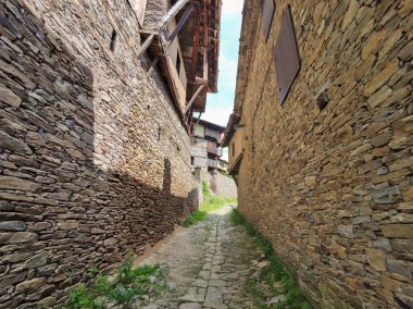 Bulgaristan 'ın Blagoevgrad Bölgesi, Otantik 19. yüzyıl evleriyle Kovaçevitsa köyü