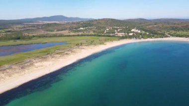 Bulgaristan 'ın Burgaz Bölgesi' nin Dyuni tatil beldesi yakınlarındaki Sürücü Plajı 'nın hava manzarası 