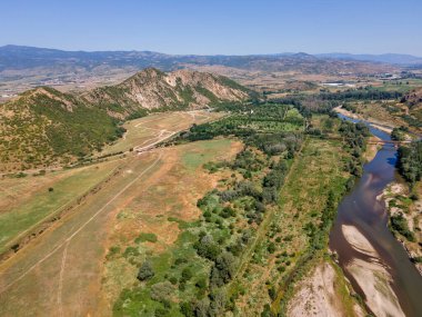 Bulgaristan 'ın Petrich Vadisi' nden geçen Struma nehrinin şaşırtıcı hava manzarası