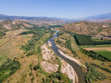 Bulgaristan 'ın Petrich Vadisi' nden geçen Struma nehrinin şaşırtıcı hava manzarası