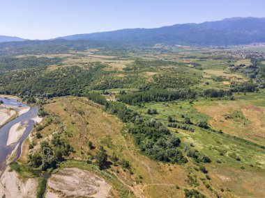 Bulgaristan 'ın Petrich Vadisi' nden geçen Struma nehrinin şaşırtıcı hava manzarası