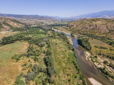 Bulgaristan 'ın Petrich Vadisi' nden geçen Struma nehrinin şaşırtıcı hava manzarası