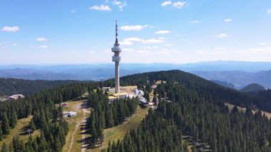 Bulgaristan 'ın Smolyan Bölgesi Pamporovo tatil beldesi yakınlarındaki Rodop Dağları ve Snezhanka kulesinin hava manzarası