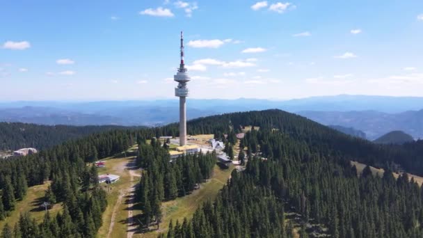 Vista Aerea Delle Montagne Rodopi Snezhanka Torre Vicino Alla Località — Video Stock