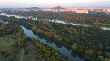 Bulgaristan 'ın Filibe kentindeki Maritsa Nehri ve Kürek Yeri' nin hava gün batımı manzarası