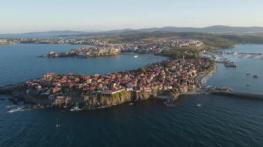 Bulgaristan 'ın Burgaz Bölgesi Sozopol kentinin şaşırtıcı hava gün batımı manzarası