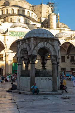 İSTANBUL, TURKEY - 27 Temmuz 2019: İstanbul, Türkiye 'deki Sultan Ahmed Camii Mavi Cami olarak bilinir