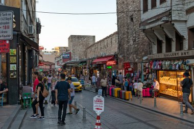 İSTANBUL, TURKEY - 27 Temmuz 2019: İstanbul, Türkiye 'deki Ayasofya Müzesi yakınlarındaki Eminonu dağıtımında tipik bina ve sokak