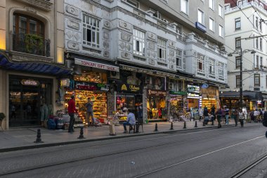 İSTANBUL, TURKEY - 27 Temmuz 2019: İstanbul, Türkiye 'deki Ayasofya Müzesi yakınlarındaki Eminonu dağıtımında tipik bina ve sokak