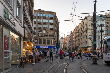 İSTANBUL, TURKEY - 27 Temmuz 2019: İstanbul, Türkiye 'deki Ayasofya Müzesi yakınlarındaki Eminonu dağıtımında tipik bina ve sokak