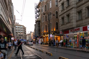 İSTANBUL, TURKEY - 27 Temmuz 2019: İstanbul, Türkiye 'deki Ayasofya Müzesi yakınlarındaki Eminonu dağıtımında tipik bina ve sokak