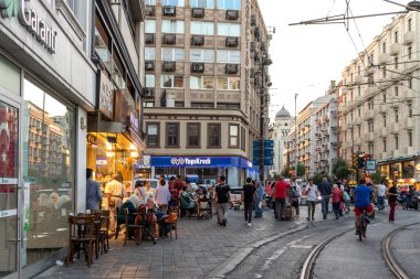 İSTANBUL, TURKEY - 27 Temmuz 2019: İstanbul, Türkiye 'deki Ayasofya Müzesi yakınlarındaki Eminonu dağıtımında tipik bina ve sokak