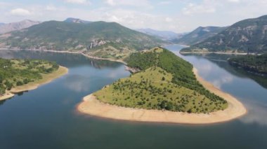 Bulgaristan 'ın Arda Nehri kıvrımlı ve Kardzhali Barajı' nın hava manzarası