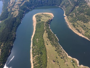 Bulgaristan 'ın Arda Nehri kıvrımlı ve Kardzhali Barajı' nın şaşırtıcı hava manzarası