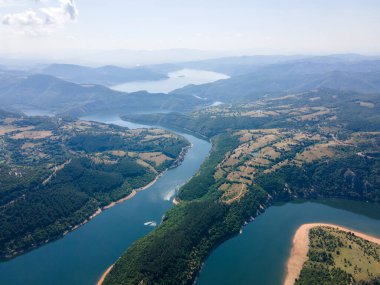 Bulgaristan 'ın Arda Nehri kıvrımlı ve Kardzhali Barajı' nın şaşırtıcı hava manzarası