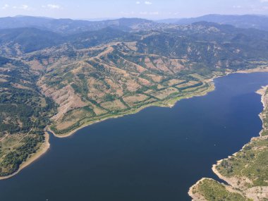 Bulgaristan 'ın Arda Nehri kıvrımlı ve Kardzhali Barajı' nın şaşırtıcı hava manzarası