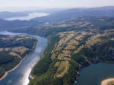 Bulgaristan 'ın Arda Nehri kıvrımlı ve Kardzhali Barajı' nın şaşırtıcı hava manzarası