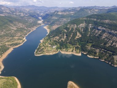 Bulgaristan 'ın Arda Nehri kıvrımlı ve Kardzhali Barajı' nın şaşırtıcı hava manzarası