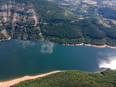 Bulgaristan 'ın Arda Nehri kıvrımlı ve Kardzhali Barajı' nın şaşırtıcı hava manzarası