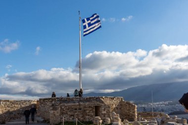 ATİNA, GREECE - 20 HAZİRAN 2017: Atina, Attika, Yunanistan Akropolünü ziyaret eden insanlar