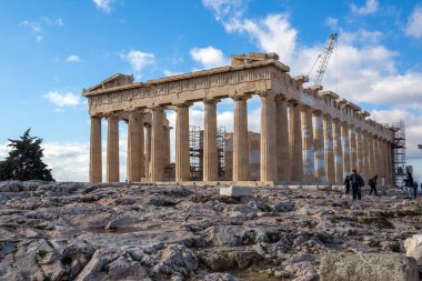 ATİNA, GREECE - 20 HAZİRAN 2017: Atina, Attika, Yunanistan Akropolünü ziyaret eden insanlar