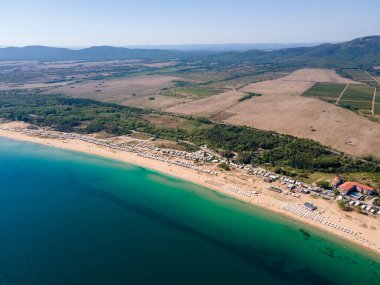 Bulgaristan 'ın Burgaz Bölgesi' nin Sozopol kasabası yakınlarındaki Gradina (Bahçe) plajının havadan manzarası