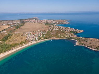 Bulgaristan 'ın Burgaz Bölgesi' nin Sozopol kasabası yakınlarındaki Gradina (Bahçe) plajının havadan manzarası