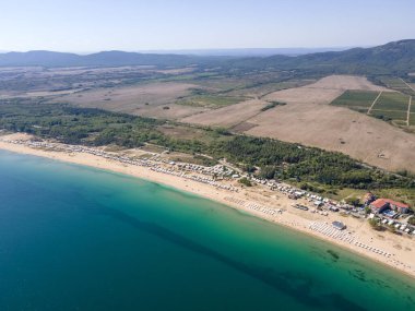 Bulgaristan 'ın Burgaz Bölgesi' nin Sozopol kasabası yakınlarındaki Gradina (Bahçe) plajının havadan manzarası