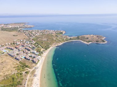 Bulgaristan 'ın Burgaz Bölgesi' nin Sozopol kasabası yakınlarındaki Gradina (Bahçe) plajının havadan manzarası