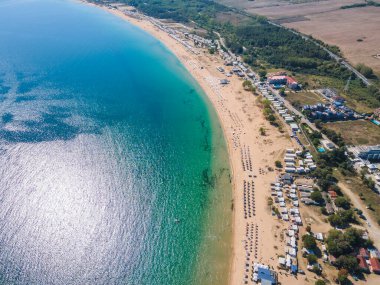 Bulgaristan 'ın Burgaz Bölgesi' nin Sozopol kasabası yakınlarındaki Gradina (Bahçe) plajının havadan manzarası