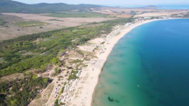 Bulgaristan 'ın Burgaz Bölgesi' nin Sozopol kasabası yakınlarındaki Gradina (Bahçe) plajının havadan manzarası 