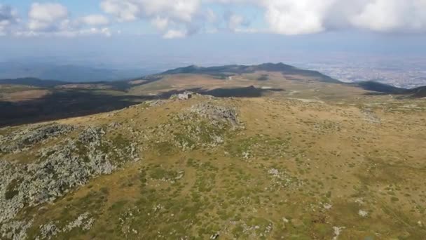 ブルガリア ソフィア市ヴィトシャ山のチェルニ ヴラー山頂の空中写真 — ストック動画