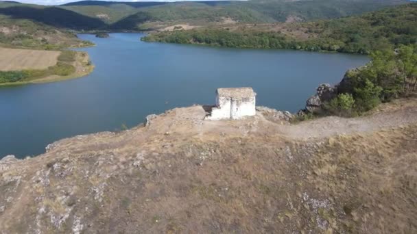 Вид Згори Церкву Святого Івана Хрестителя Водосховище Пхеліна Перник Болгарія — стокове відео