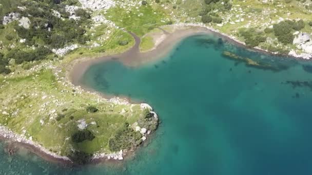 Fantastisk Antenn Utsikt Över Fish Banderitsa Sjön Och Vihren Peak — Stockvideo