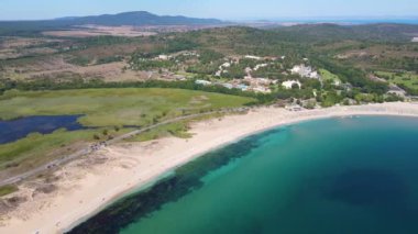 Bulgaristan 'ın Burgaz Bölgesi' nin Dyuni tatil beldesi yakınlarındaki The Driver Beach 'in hava manzarası 
