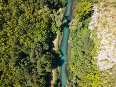 Bulgaristan 'ın Altın Panega Nehri boyunca Iskar Panega Geopark' ın hava manzarası