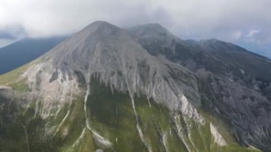 Vihren Tepesi 'nin hava manzarası, Pirin Dağı, Bulgaristan