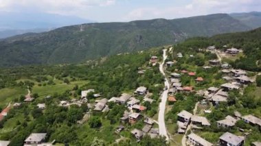 Bulgaristan 'ın Blagoevgrad bölgesindeki Otantik 19. yüzyıl evleriyle Leshten Köyü' nün havadan görünüşü