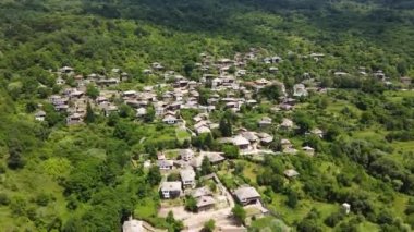 Bulgaristan 'ın Blagoevgrad Bölgesi, Otantik 19. yüzyıl evleriyle Kovaçevitsa Köyü' nün havadan görünüşü