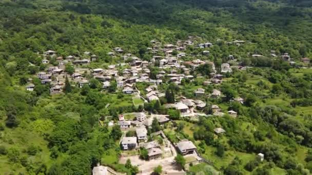 Luftaufnahme Des Dorfes Kovachevitsa Mit Authentischen Häusern Aus Dem Neunzehnten — Stockvideo