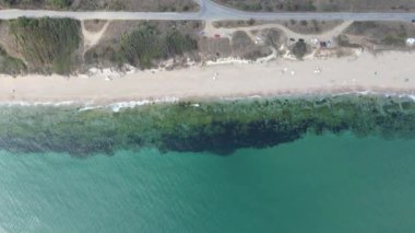 Bulgaristan 'ın Burgaz Bölgesi' nin Dyuni tatil beldesi yakınlarındaki The Driver Beach 'in hava manzarası 