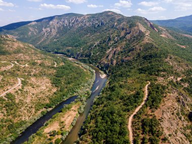 Bulgaristan 'ın Arda Nehri kıvrımlı ve Fildişi Reservoir kentinin hava manzarası