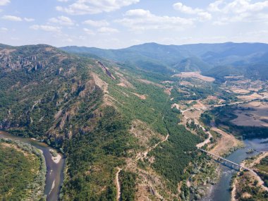 Bulgaristan 'ın Arda Nehri kıvrımlı ve Fildişi Reservoir kentinin hava manzarası