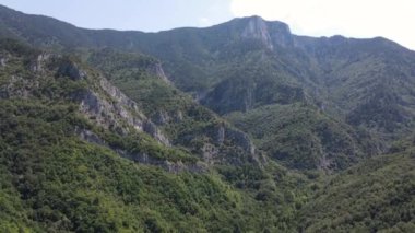 Bulgaristan 'ın Filibe Bölgesi, Rodop Dağları' ndaki Kızıl Duvar 'ın şaşırtıcı hava manzarası