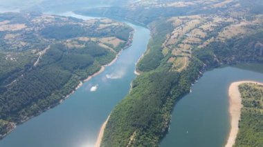 Bulgaristan 'ın Arda Nehri kıvrımlı ve Kardzhali Barajı' nın hava manzarası