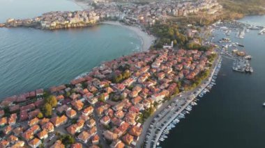 Bulgaristan 'ın Burgaz Bölgesi Sozopol kentinin şaşırtıcı hava gün batımı manzarası