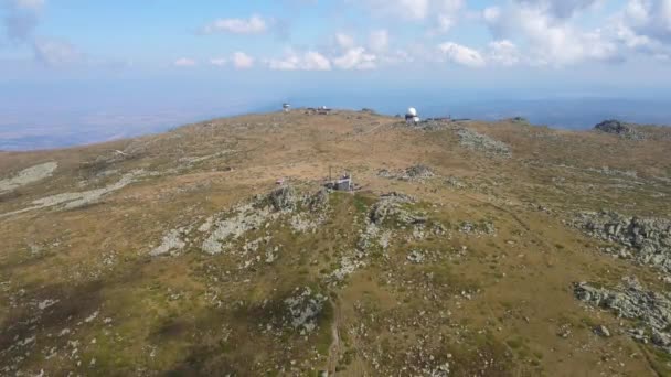 ブルガリア ソフィア市ヴィトシャ山のチェルニ ヴラー山頂の空中写真 — ストック動画