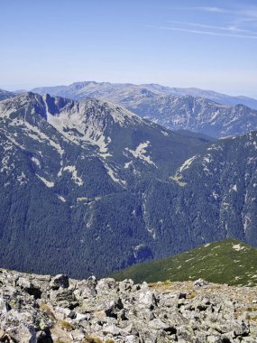 Bulgaristan 'ın Musala zirvesi etrafındaki Rila Dağı' nın yaz manzarası